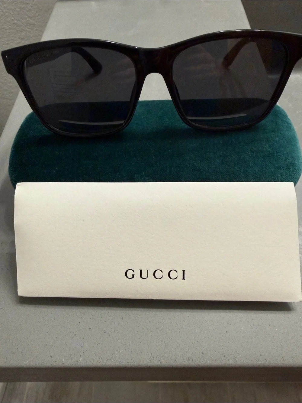 Authentic Men’s Gucci Black Frame Sunglasses With Signature Green & Red stripe